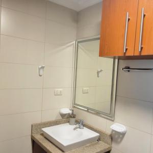 y baño con lavabo y espejo. en Suite Riverfront, en Guayaquil