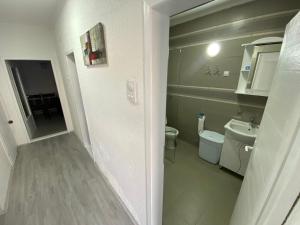 een badkamer met een toilet en een wastafel bij Apartmani Popov in Vrbas