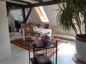 - un salon avec une table et des chaises blanches dans l'établissement Traumhafte Maisonette-Wohnung im Schwarzwald, à Freudenstadt