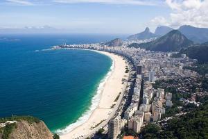 eine Luftansicht auf einen Strand und das Meer in der Unterkunft Posto 5 Copacabana - quadra da praia 613 in Rio de Janeiro