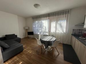 sala de estar con mesa y sofá en appartamento elegante in centro, en Udine