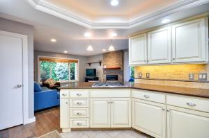 A kitchen or kitchenette at Charming Portland Home Yard, Deck and Fireplace!