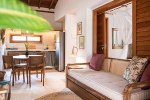 a living room with a couch and a table at Bahia Soul - Casas Maeva - Taipu de Fora - Península de Maraú in Barra Grande