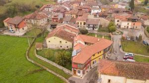 una vista aérea de un pequeño pueblo con casas en Cumbres de los Picos Apartamento Urriellu, en Poo de Cabrales