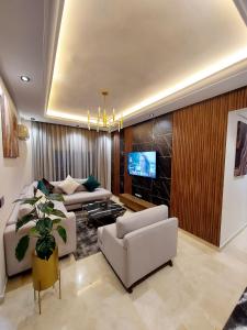 O zonă de relaxare la modern apartment opposite the Hassan2 mosque, very well equipped and stylish, 85 m² with gym and direct sea view with underground garage. (couple of Arab origin without marriage certificate will be refused)