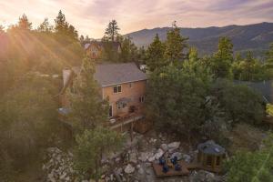 - une vue aérienne sur une maison dans les montagnes dans l'établissement Tanglewood by AvantStay 10mins to Bear Mountain Contemporary Hillside Cabin, à Big Bear Lake