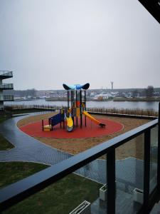 vista para um parque infantil num edifício em Apolonia apartamenty I - SPA em Dziwnów