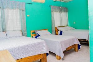 Ένα ή περισσότερα κρεβάτια σε δωμάτιο στο Hostal Familiar Argeñal - David