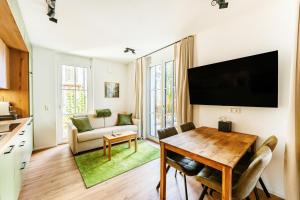 TV a/nebo společenská místnost v ubytování Black Forest Luxury Apartment Waldglück mit Sauna + 34 fotografií