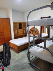 里奥阿查Apartamento Victoria B的客房配有双层床和双层床。