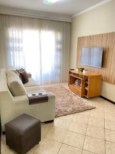 Μια τηλεόραση ή/και κέντρο ψυχαγωγίας στο Excelente Apartamento Centro Balneário Camboriú