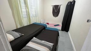 リオデジャネイロにあるHospedagem Recreio dos Bandeirantesの小さなベッドルーム(二段ベッド付)