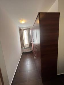 korytarz z drewnianymi drzwiami w pokoju w obiekcie Ushuaia_aparts Depto 1 w mieście Ushuaia
