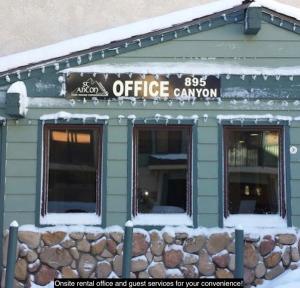 een kantoor canyon buitenpost met sneeuw op het dak bij St Anton Condos #77 condo in Mammoth Lakes
