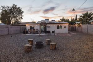 una casa con una hoguera en un patio en Modern 3BR,2BA with Game Hallway - Pets Welcome en Phoenix