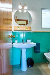 y baño con lavabo y espejo. en Amplio piso en zona céntrica de Baena, en Baena