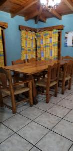een houten tafel en stoelen in een kamer bij CABAÑA DOÑA GLORIA in Mazamitla