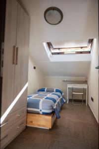 um quarto com uma cama e uma clarabóia em B&B Vista Mare con Terrazzo em Palmi