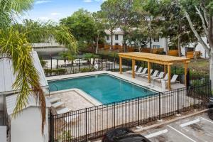 una piscina con una mesa y una valla en Cozy Townhouse - Gym Pool Golf Fast WiFi 2B2B, en Tampa