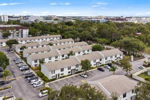 una vista aérea de un aparcamiento con edificios en Cozy Townhouse - Gym Pool Golf Fast WiFi 2B2B, en Tampa
