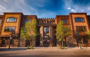 Un gran edificio de ladrillo con árboles delante. en The White Buffalo Club, en Jackson