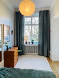 a bedroom with a bed and a desk and a window at Cool and light 2 room apartment in SoFo in Stockholm