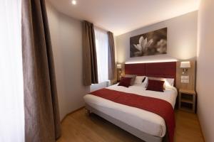 1 dormitorio con 1 cama grande en una habitación en Hotel Saint Augustin, en Estrasburgo