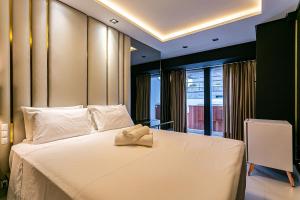 um quarto com uma cama com uma toalha em Apto duplex lindo e moderno com jacuzzi JRR410 em Florianópolis