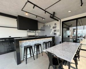 - une cuisine avec un bar avec des chaises et une table dans l'établissement SCZ Apartment 1 Bedroom Suite Beautiful view, à Santa Cruz de la Sierra