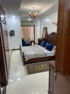 1 dormitorio con 1 cama con almohadas azules en Kenitra great location, en Kenitra