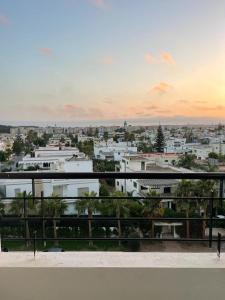 - Vistas a una ciudad con edificios a lo lejos en Kenitra great location, en Kenitra