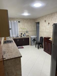 cocina con fregadero y lavadora en Kenitra great location, en Kenitra