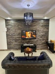 sala de estar con sofá y TV de pantalla plana en Kenitra great location, en Kenitra