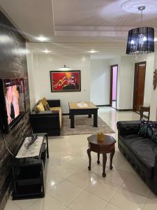 sala de estar con sofá y mesa en Kenitra great location, en Kenitra