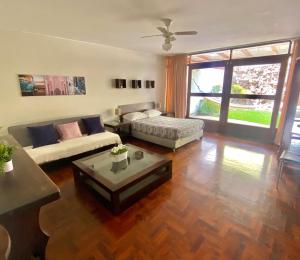 a living room with a couch and a coffee table at Lima Mini Aparts Monterrico - Cerca Embajada EEUU in Lima