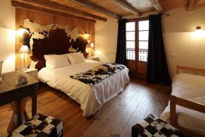 En eller flere senge i et værelse på Auberge du Moulin de Léré Restaurant 1étoile