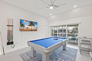 Τραπέζι μπιλιάρδου στο W exposure waterfront home with pool, spa and dock