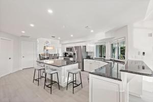 Η κουζίνα ή μικρή κουζίνα στο W exposure waterfront home with pool, spa and dock