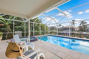 Πισίνα στο ή κοντά στο W exposure waterfront home with pool, spa and dock
