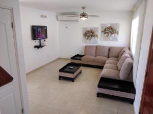 sala de estar con sofá y mesa en BOULEVARD GARDENS Coronado, en Nueva Gorgona