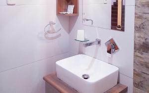baño con lavabo blanco en una habitación en Hotel La Casa de Irma, en Arequipa