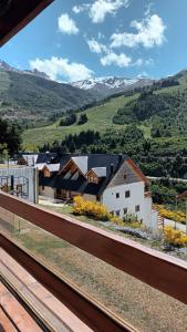uma vista de uma quinta a partir de uma cerca em Gran ubicación, precioso y super cómodo! em San Carlos de Bariloche