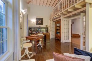 sala de estar con mesa de madera y escalera en Özel Konak - Zekeriyaköy Istanbul, en Sarıyer