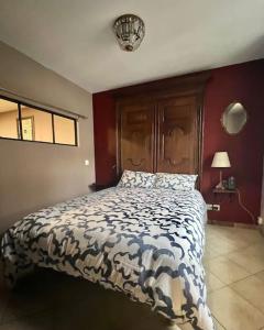 - une chambre avec un lit et une couette bleue et blanche dans l'établissement Chez Montgaud, à Verdun-sur-Meuse