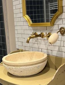 La salle de bains est pourvue d'un lavabo sur un comptoir. dans l'établissement Chez Montgaud, à Verdun-sur-Meuse