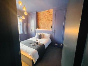 1 dormitorio pequeño con 1 cama en una habitación en Lancaster Place 18, en Carnforth