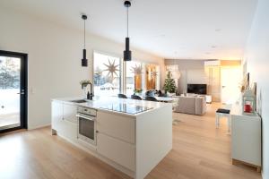 Kuchyň nebo kuchyňský kout v ubytování Snowberry Luxury Villa Hosted by Hygge Host