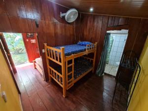 een kamer met een stapelbed in een huis bij Hostel Yinary in Drake