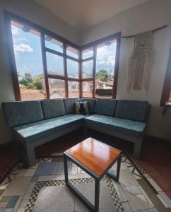 - un salon avec un canapé et une table basse dans l'établissement Hostal Patio del Río, à Cali