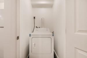 een badkamer met een wit toilet in een kamer bij 2 bedroom apartment - 1909 in Montreal